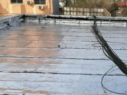 蕲春卫生间漏水维修公司分享下蕲春屋面楼顶防水刚性防水层施工要点。